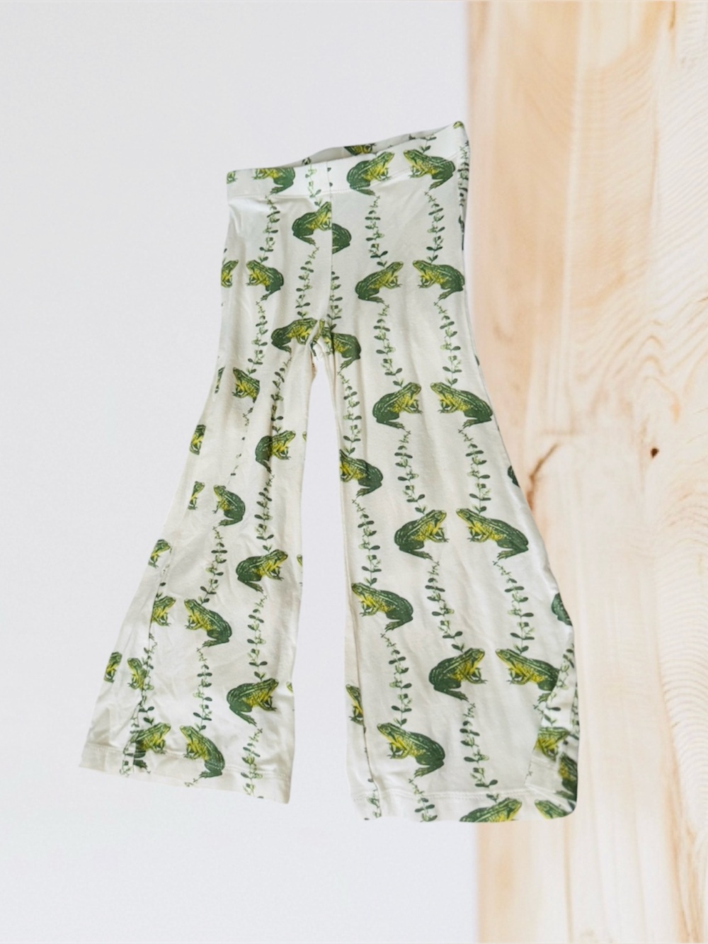 kate quinn White Leggings with Green Frog Pattern